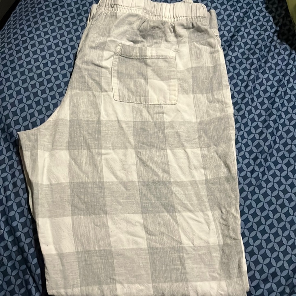 Pj pants. Gray and white. SIZE MEDIUM